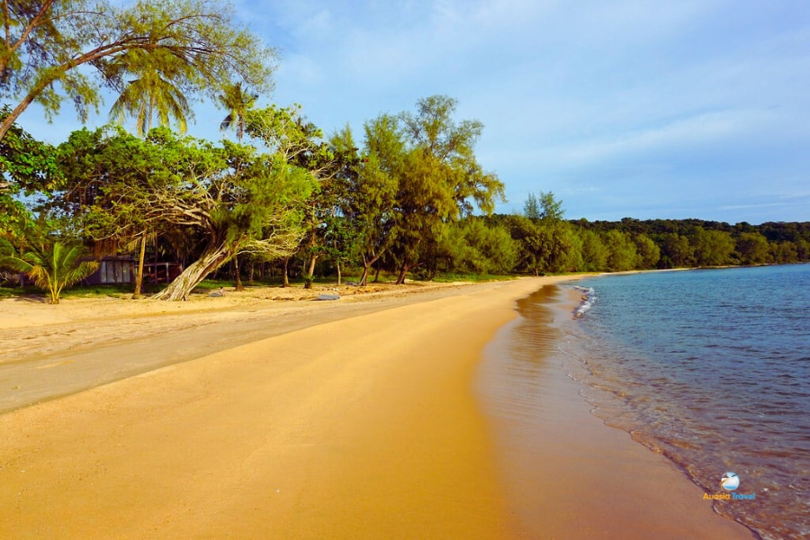 Golden sandy beach in Sihanoukville Cambodia – Auasia Travel